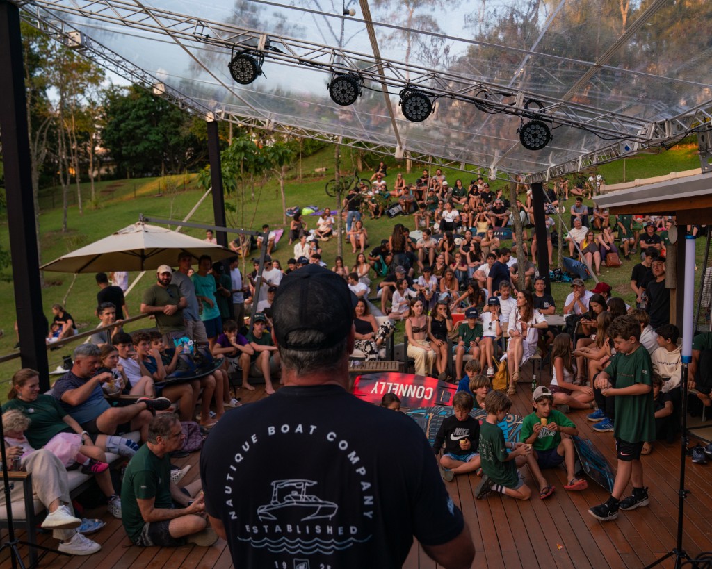 Público na beira d’água